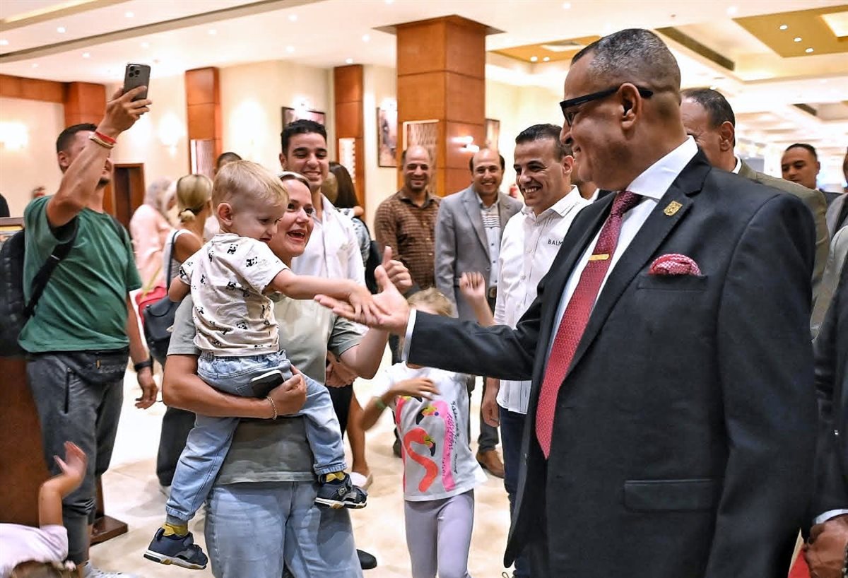 محافظ جنوب سيناء يلتقي بالعديد من السائحين بشرم الشيخ 