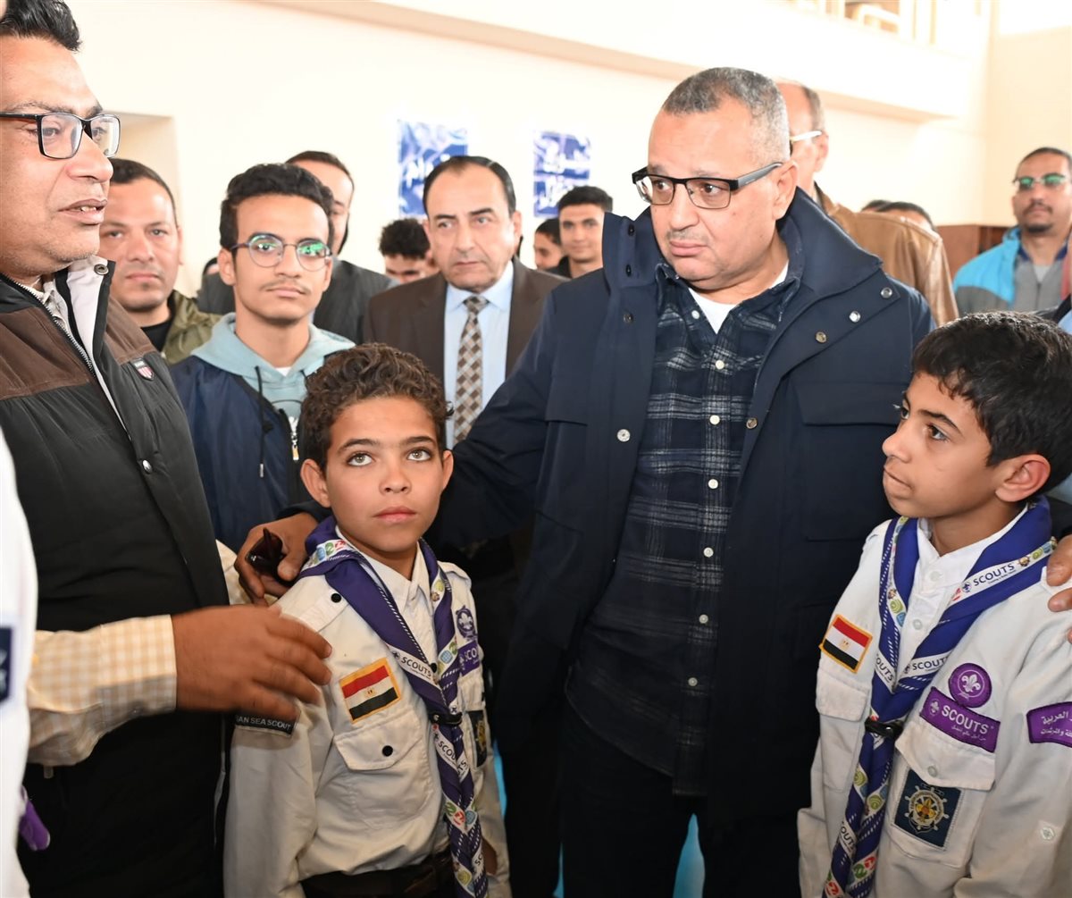 محافظ جنوب سيناء يلتقي بالعديد من السائحين بشرم الشيخ 