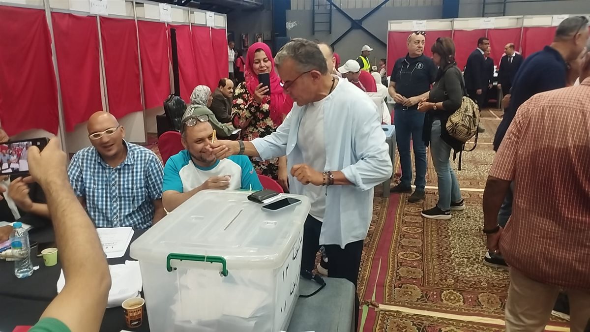 خالد مرتجي يدلي بصوته في الجمعية العمومية للأهلي