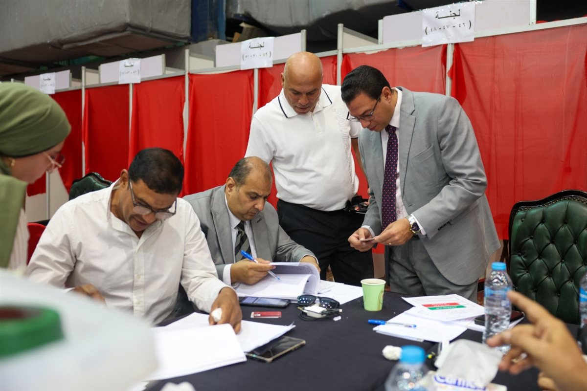 محمد يوسف يدلي بصوته في الجمعية العمومية للأهلي