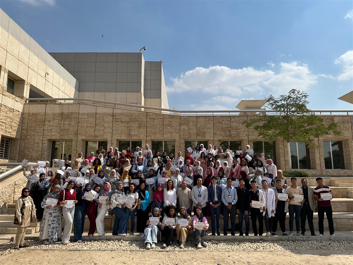 جولة ميدانية لطلاب رواد الحضارة داخل معامل ترميم المتحف القومي للحضارة 