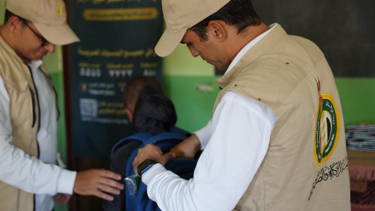 بيت الزكاة يُوزع المستلزمات الدراسية على آلاف الطلاب الأيتام