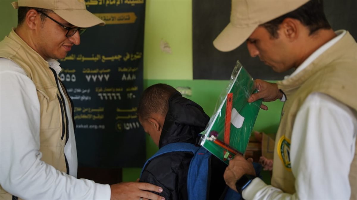 بيت الزكاة يُوزع المستلزمات الدراسية على آلاف الطلاب الأيتام