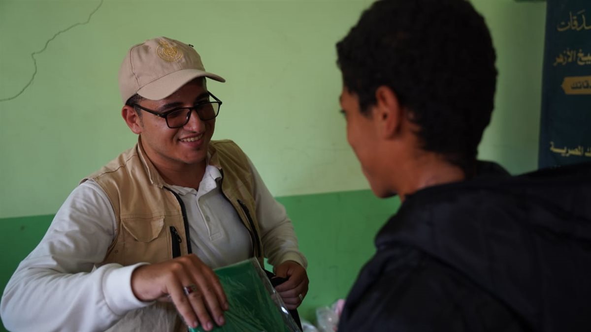 بيت الزكاة يُوزع المستلزمات الدراسية على آلاف الطلاب الأيتام