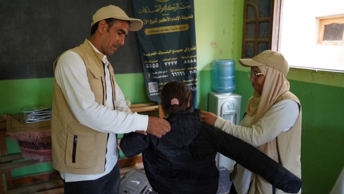 بيت الزكاة يُوزع المستلزمات الدراسية على آلاف الطلاب الأيتام