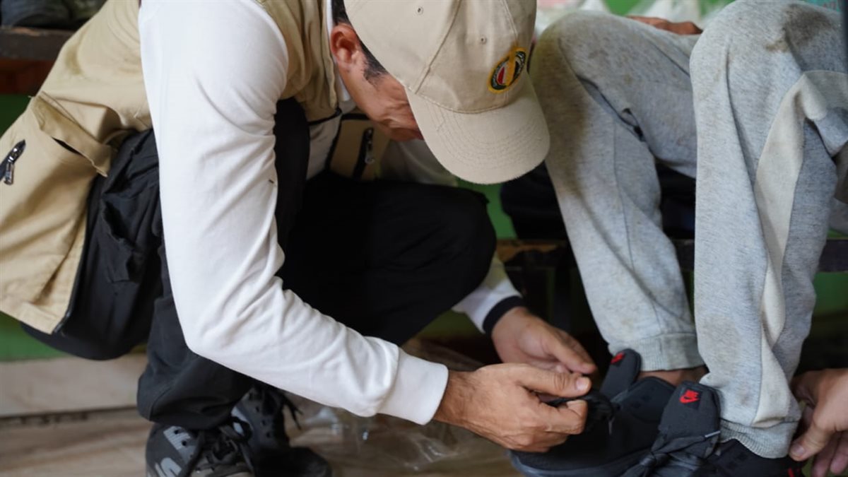 بيت الزكاة يُوزع المستلزمات الدراسية على آلاف الطلاب الأيتام