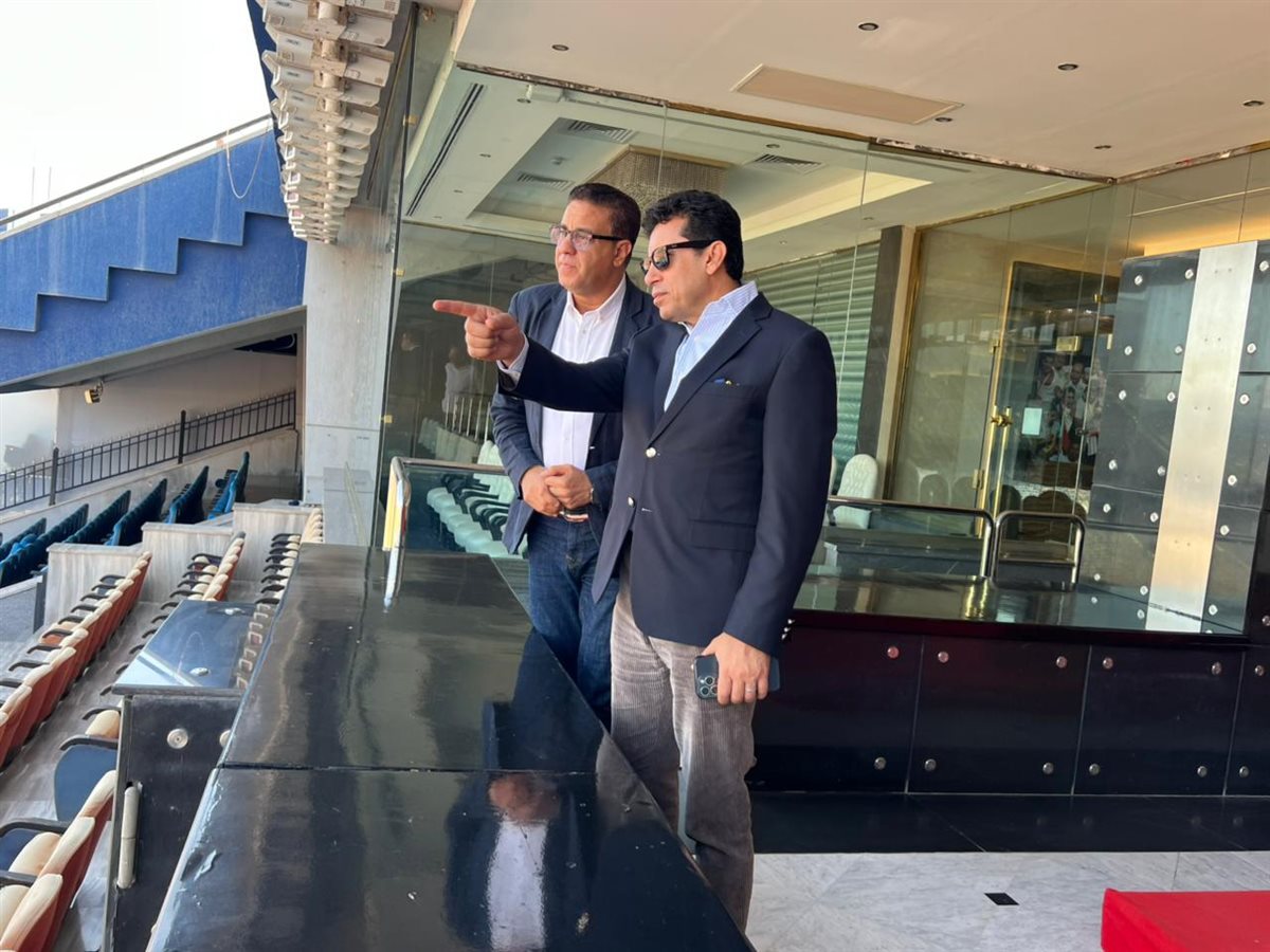 <strong>وزير الرياضة يتفقد ستاد القاهرة قبل استئناف مباريات الدوري</strong>