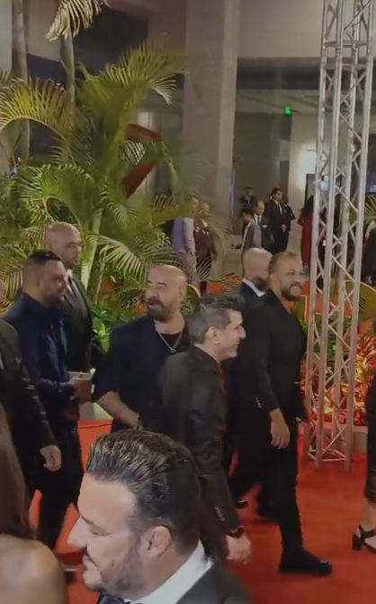 بـ لوك الدشاش.. محمد سعد يتألق على ريد كاربت حفل توزيع جوائز دير جيست