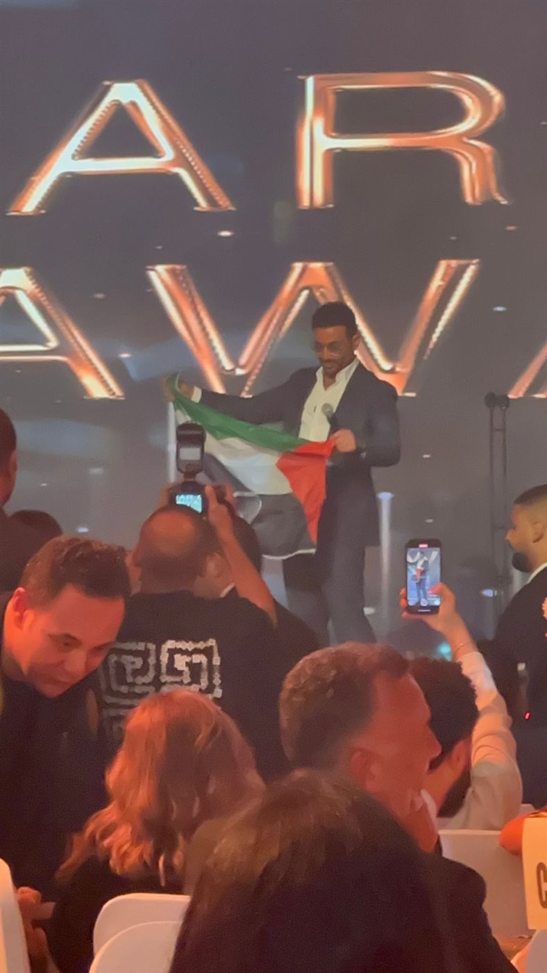 رافع العلم.. أحمد سعد يدعم القضية الفلسطينية في حفل “دير جيست” بعد حصده جائزتي أفضل مطرب وأفضل ألبوم