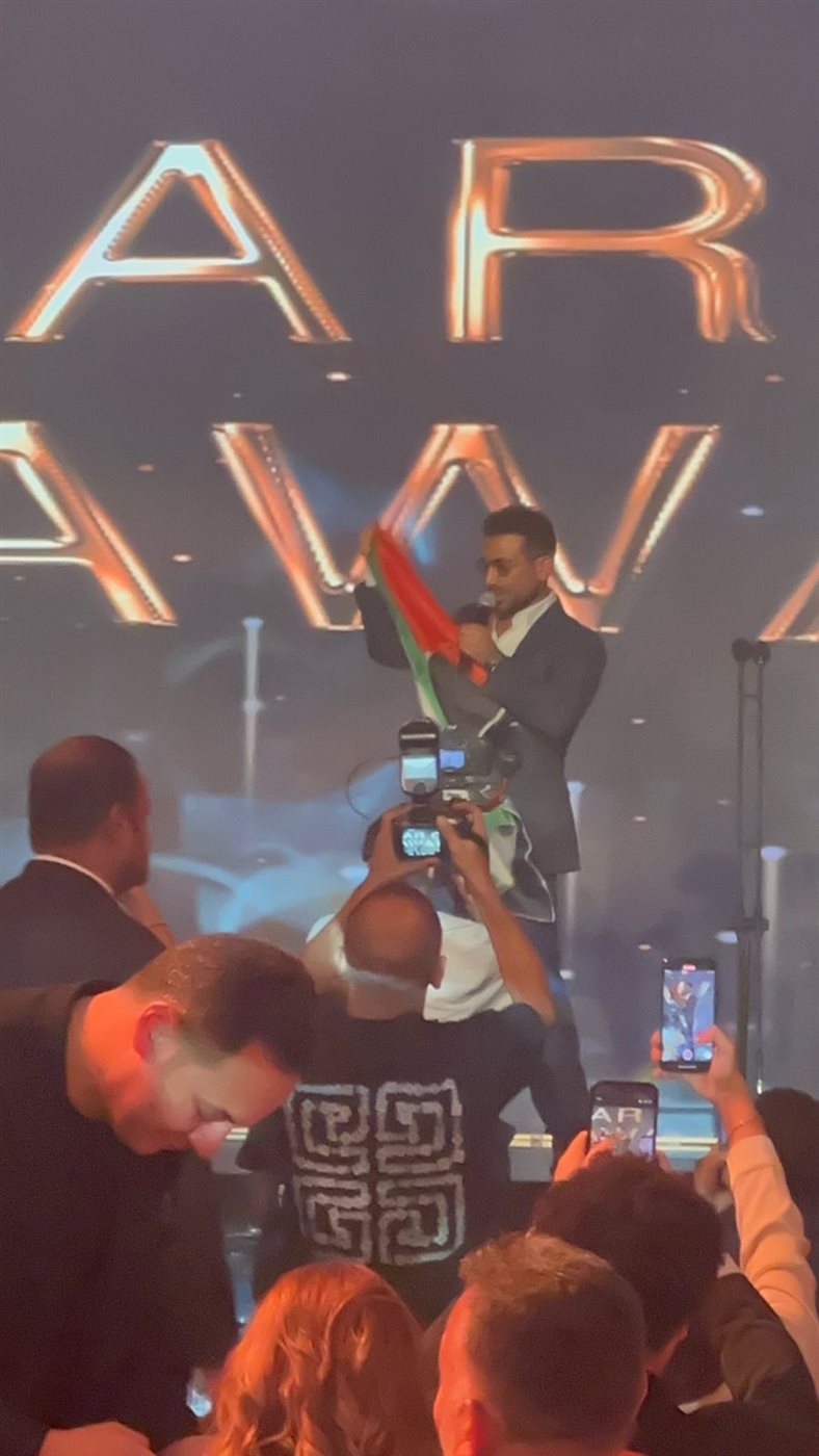 رافع العلم.. أحمد سعد يدعم القضية الفلسطينية في حفل “دير جيست” بعد حصده جائزتي أفضل مطرب وأفضل ألبوم