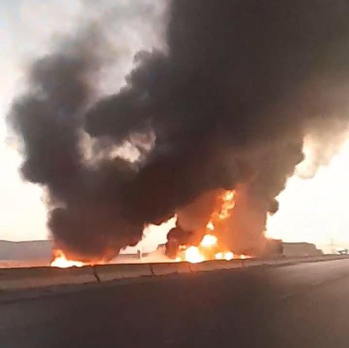 حريق سيارة مواد بترولية يشل حركة المرور على الطريق الإقليمي