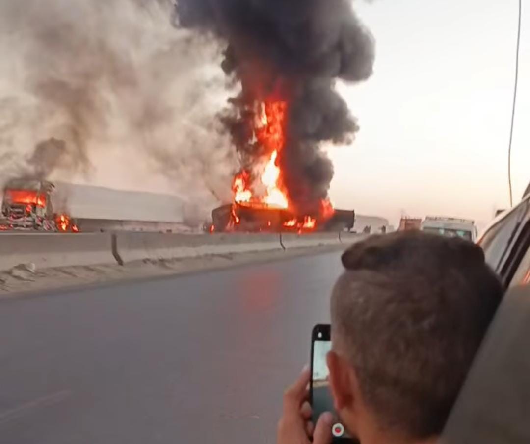 حريق سيارة مواد بترولية يشل حركة المرور على الطريق الإقليمي