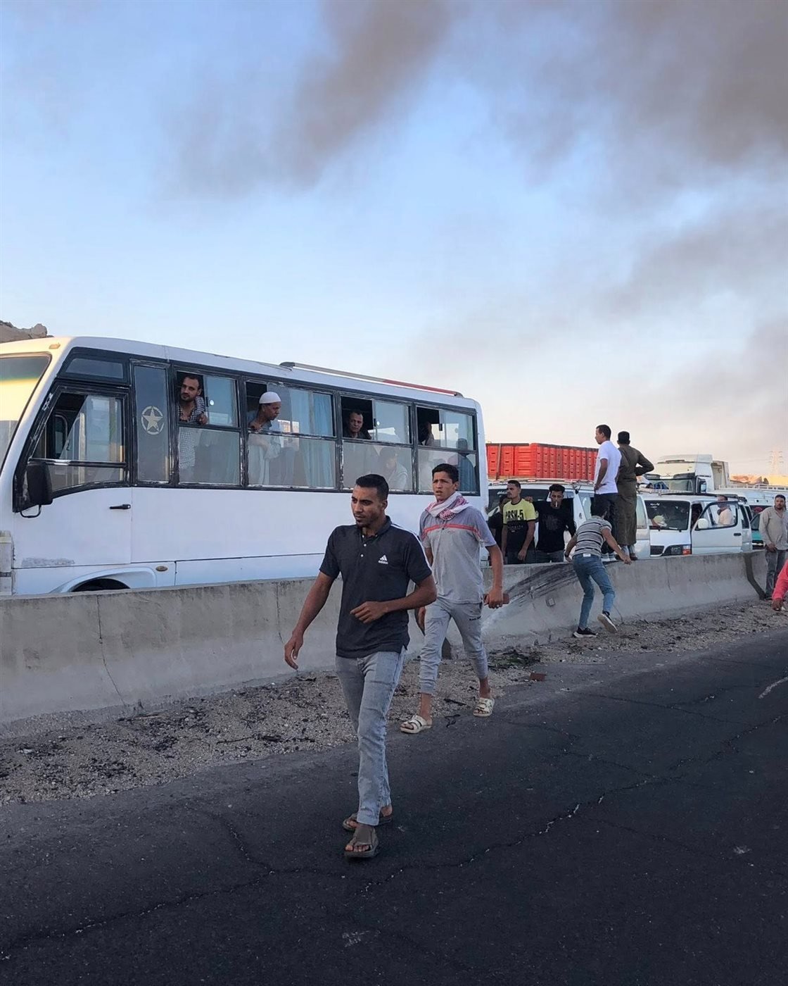 حريق سيارة مواد بترولية يشل حركة المرور على الطريق الإقليمي