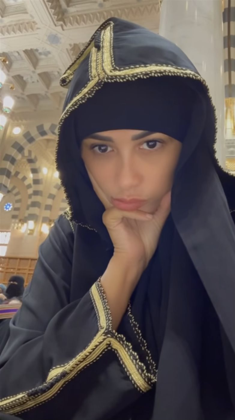 ياسمين عبد العزيز تتصدر التريند بعد ظهورها المؤثر في الحرم المكي