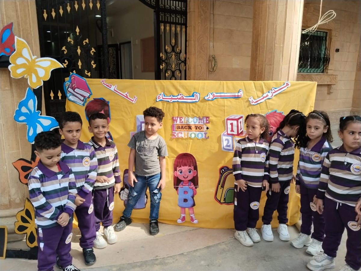 معلمي مدارس القاهرة يستقبلون الطلاب في أول أيام الدراسة بالورود والأعلام