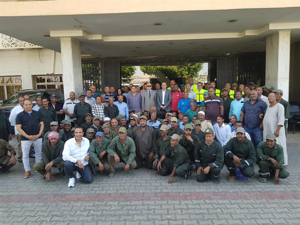 محافظ الأقصر يلتقط الصور مع عمال النظافة