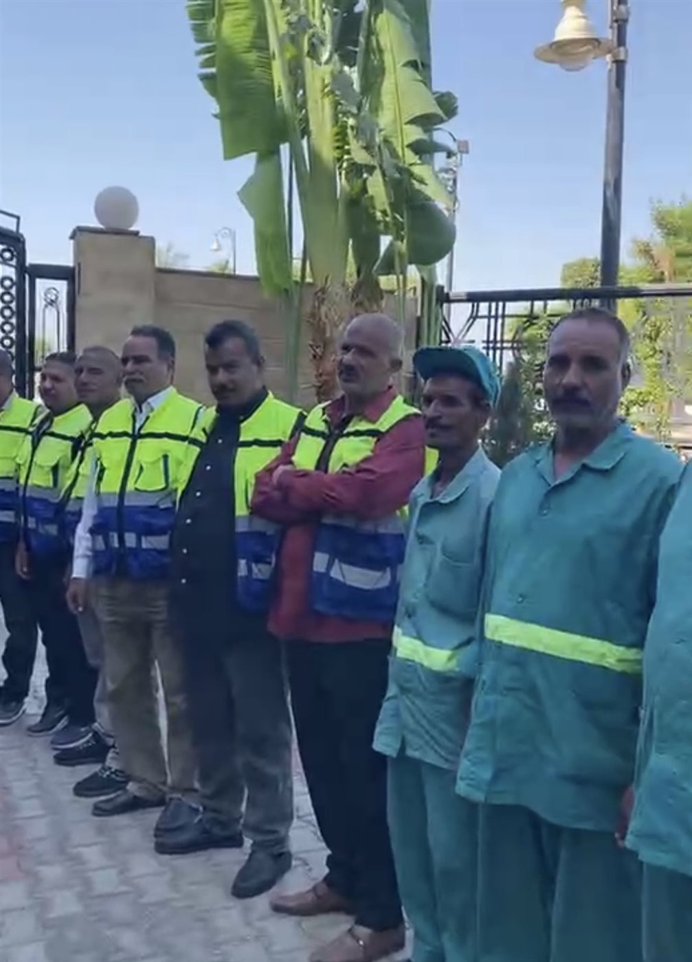 محافظ الأقصر يلتقط الصور مع عمال النظافة