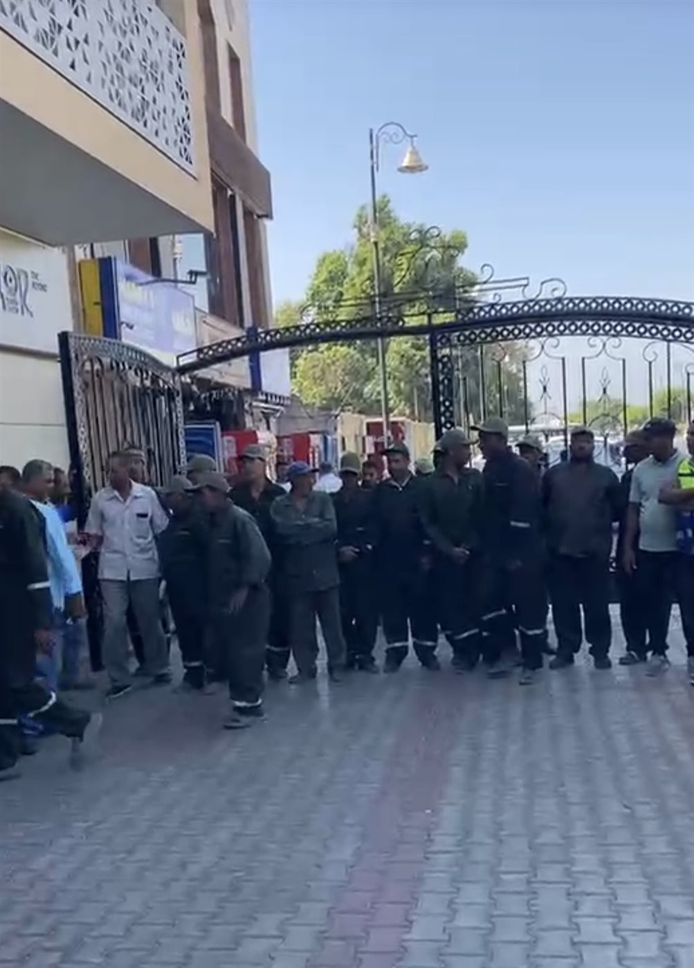 محافظ الأقصر يلتقط الصور مع عمال النظافة