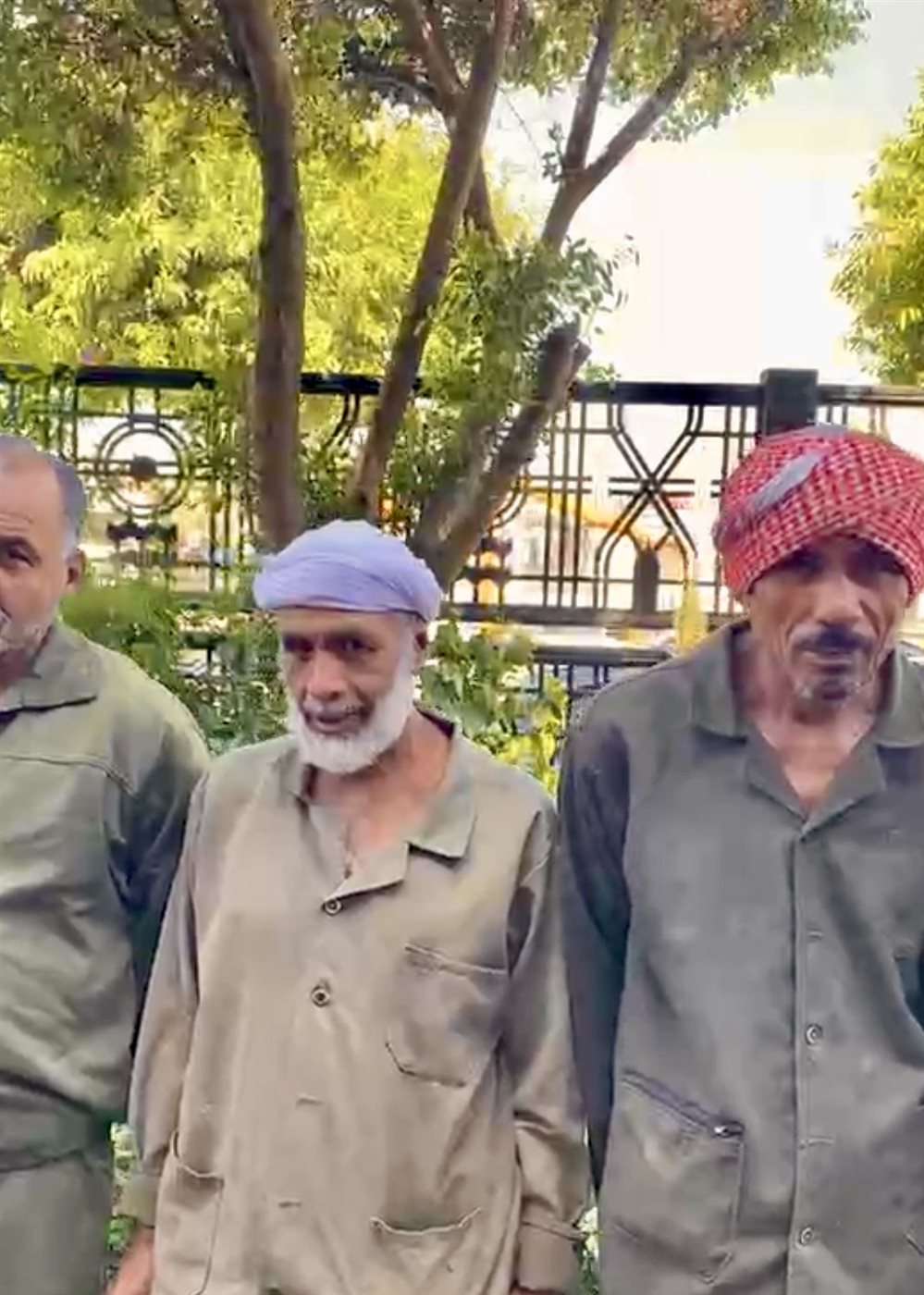 محافظ الأقصر يلتقط الصور مع عمال النظافة