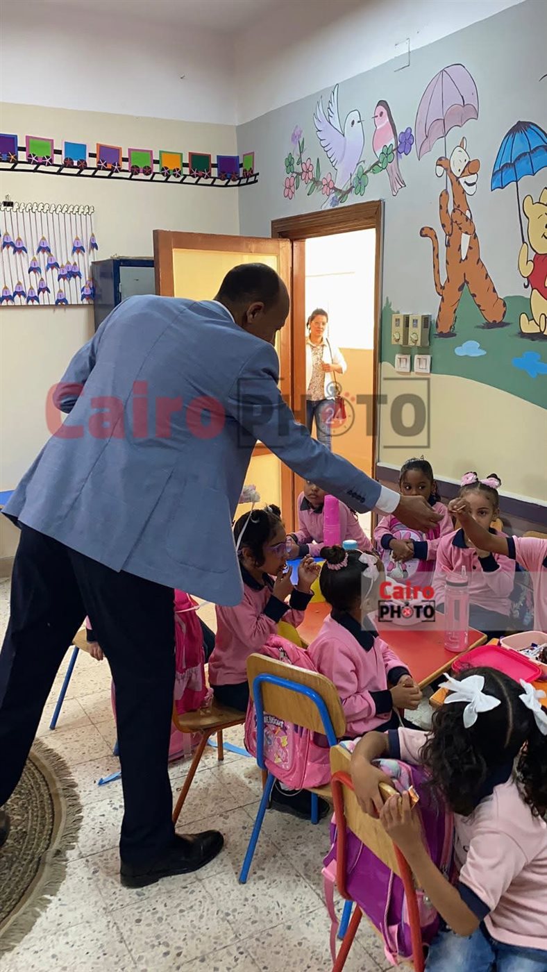 مدير مدرسة يوزع الحلوى على الطلاب بأول يوم دراسي