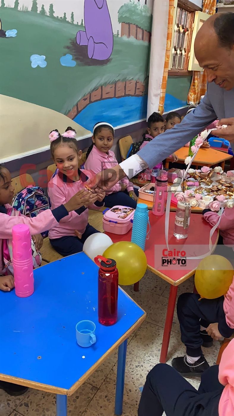 مدير مدرسة يوزع الحلوى على الطلاب بأول يوم دراسي