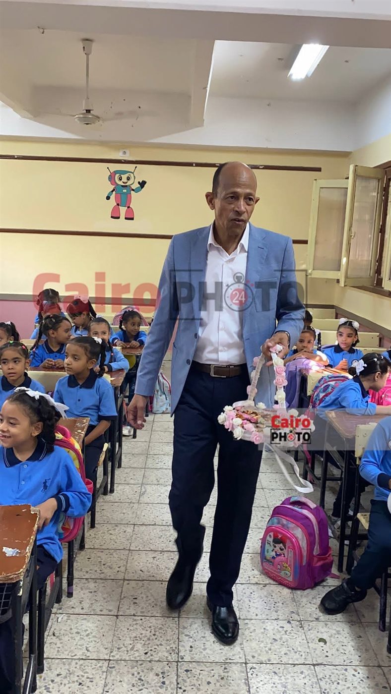 مدير مدرسة يوزع الحلوى على الطلاب بأول يوم دراسي