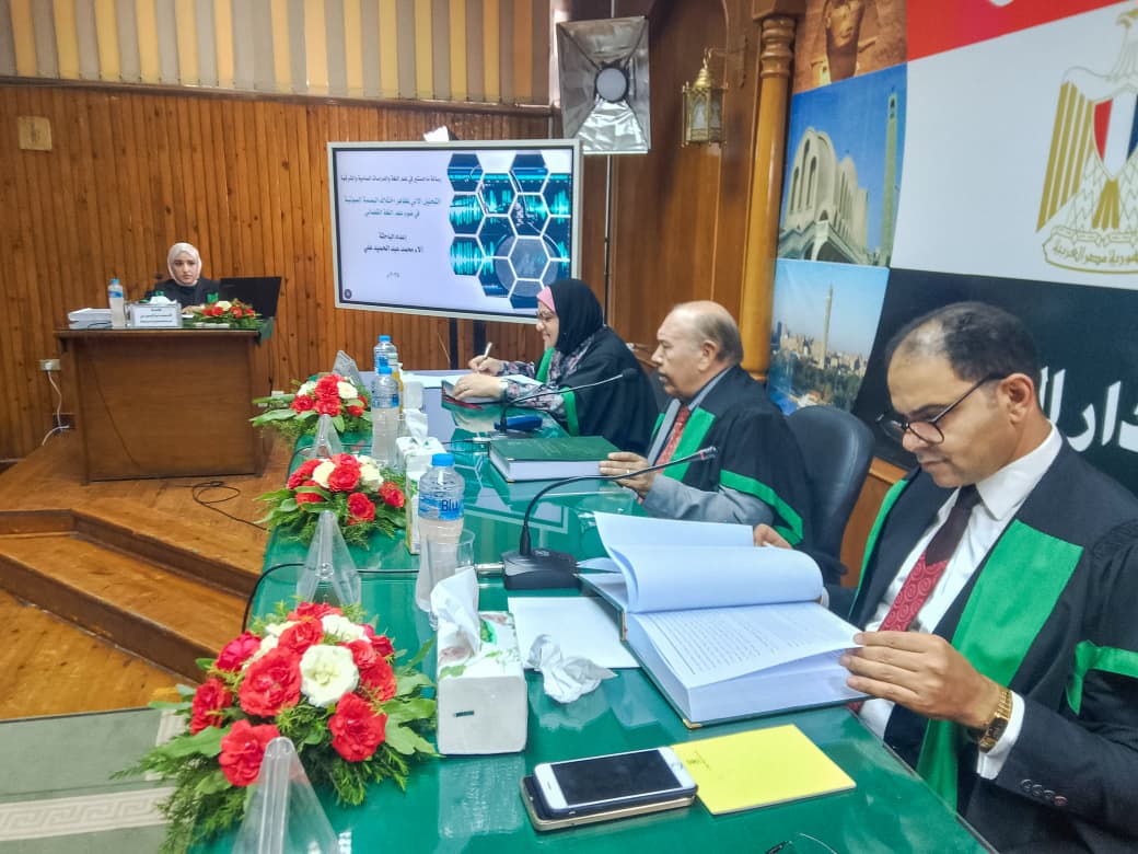 لجنة المناقشة خلال مناقشة الرسالة