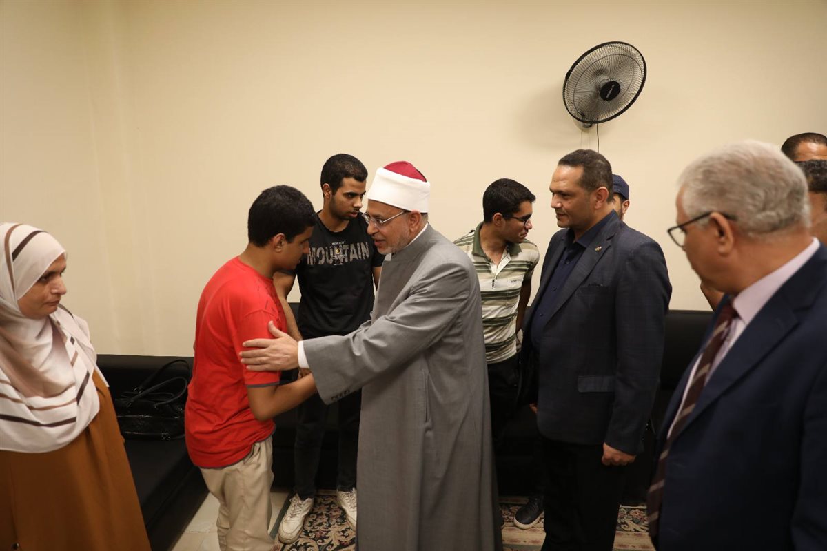 <strong>رئيس جامعة الأزهر ونائبه لشئون التعليم يتفقدان المدن الجامعية ويطمئنان على تسكين طلاب الحالات الخاصة</strong>