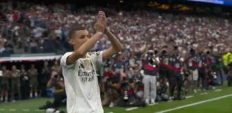 <strong>فقد أهله وظهر يبكي بقميص الملكي.. ريال مدريد يقوم بتكريم المغربي عبد الرحيم أوحيدة الناجي الوحيد من عائلته من زلزال المغرب 2023</strong>