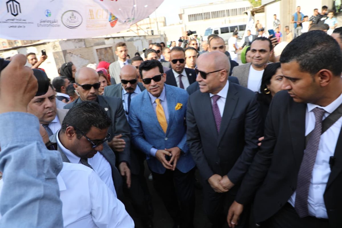 لنظافة وتجميل الشوارع.. وزير الشباب ومحافظ القاهرة يدشنان مبادرة الكيانات الشبابية بالمطرية