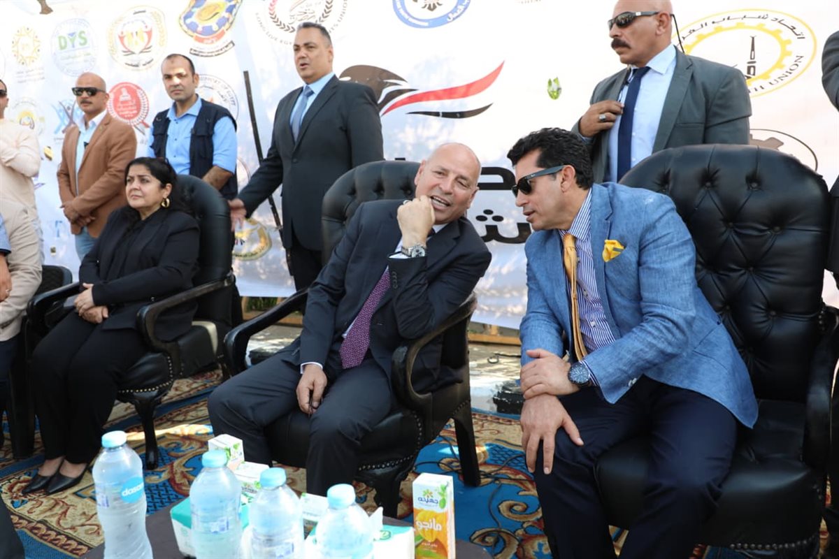 لنظافة وتجميل الشوارع.. وزير الشباب ومحافظ القاهرة يدشنان مبادرة الكيانات الشبابية بالمطرية