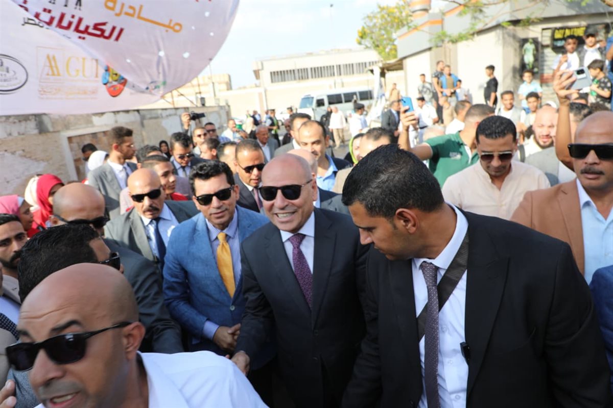 لنظافة وتجميل الشوارع.. وزير الشباب ومحافظ القاهرة يدشنان مبادرة الكيانات الشبابية بالمطرية