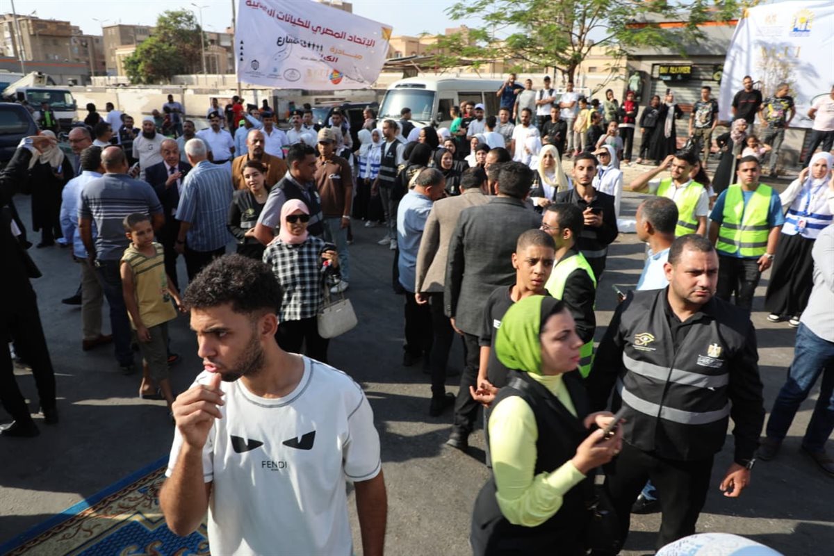 لنظافة وتجميل الشوارع.. وزير الشباب ومحافظ القاهرة يدشنان مبادرة الكيانات الشبابية بالمطرية