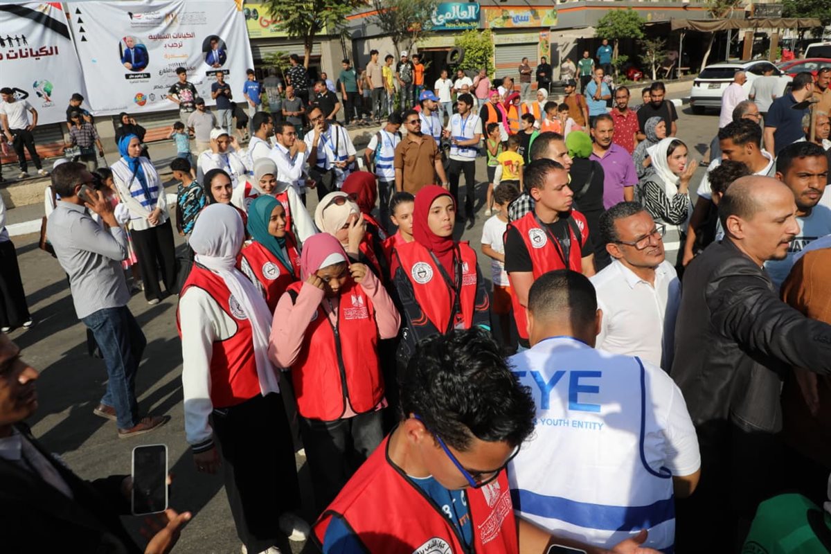 لنظافة وتجميل الشوارع.. وزير الشباب ومحافظ القاهرة يدشنان مبادرة الكيانات الشبابية بالمطرية