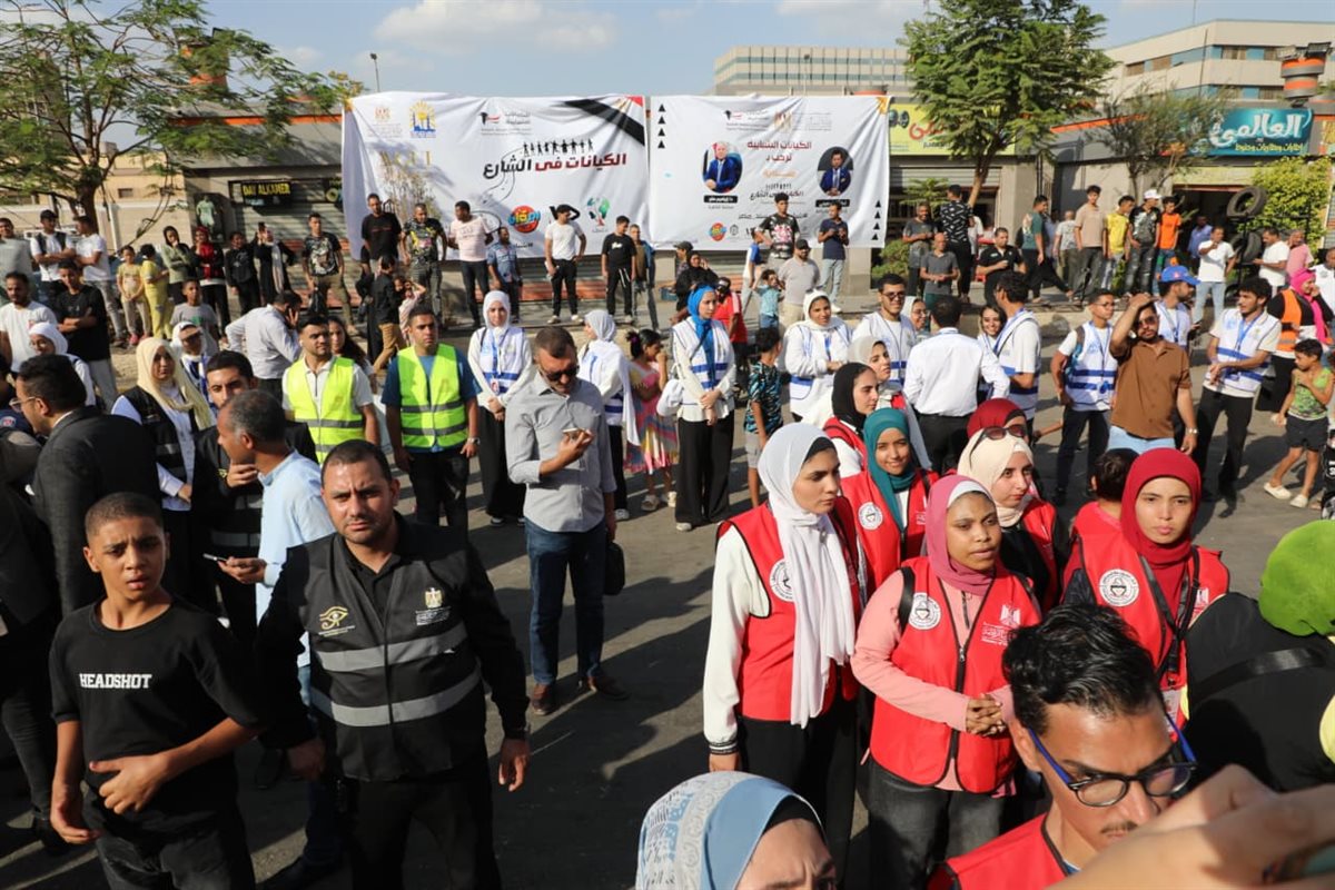 لنظافة وتجميل الشوارع.. وزير الشباب ومحافظ القاهرة يدشنان مبادرة الكيانات الشبابية بالمطرية