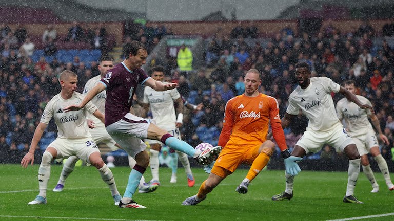 <strong>مباراة بيرنلي ونوتنجهام فورست في الدوري الإنجليزي الممتاز</strong>