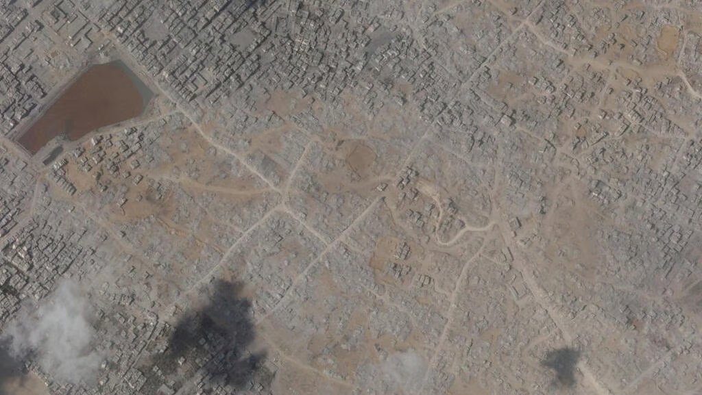 سُوّيت بالأرض.. صحف عبرية تنشر صور بالأقمار الصناعية لـ مدينة غزة
