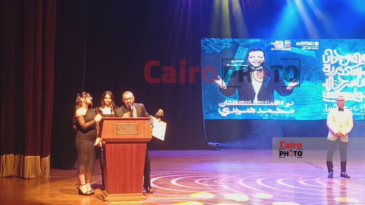 أحمد السقا يتسلم تكريم محمد هنيدي في ختام مهرجان الإسكندرية المسرحي الدولي