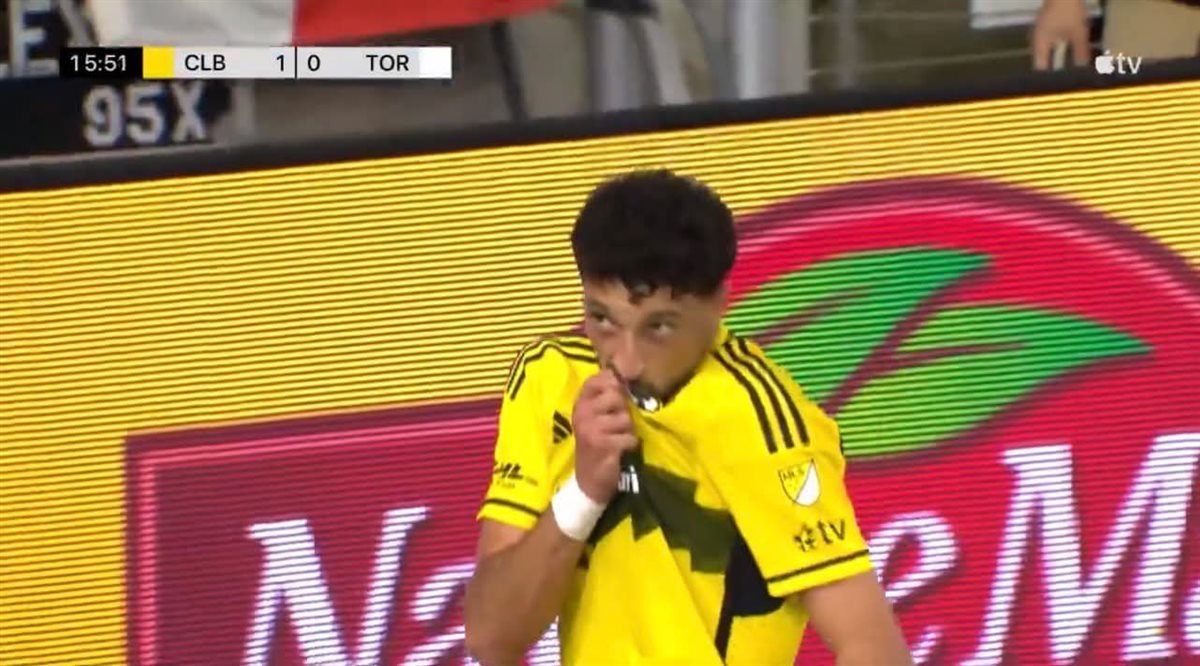 احتفال الفلسطيني وسام أبو علي مهاجم فريق كولومبوس كرو بهدفه في شباك <strong>تورونتو بالدوري الأمريكي</strong>