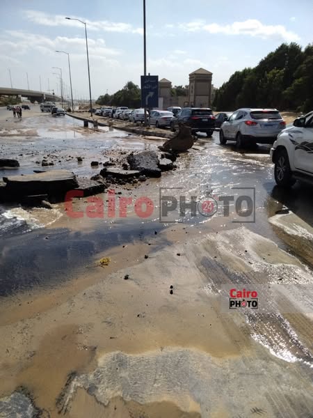 اصلاح كسر ماسورة المياه المتسببة في تكدس الحركة المرورية أعلى طريق الواحات