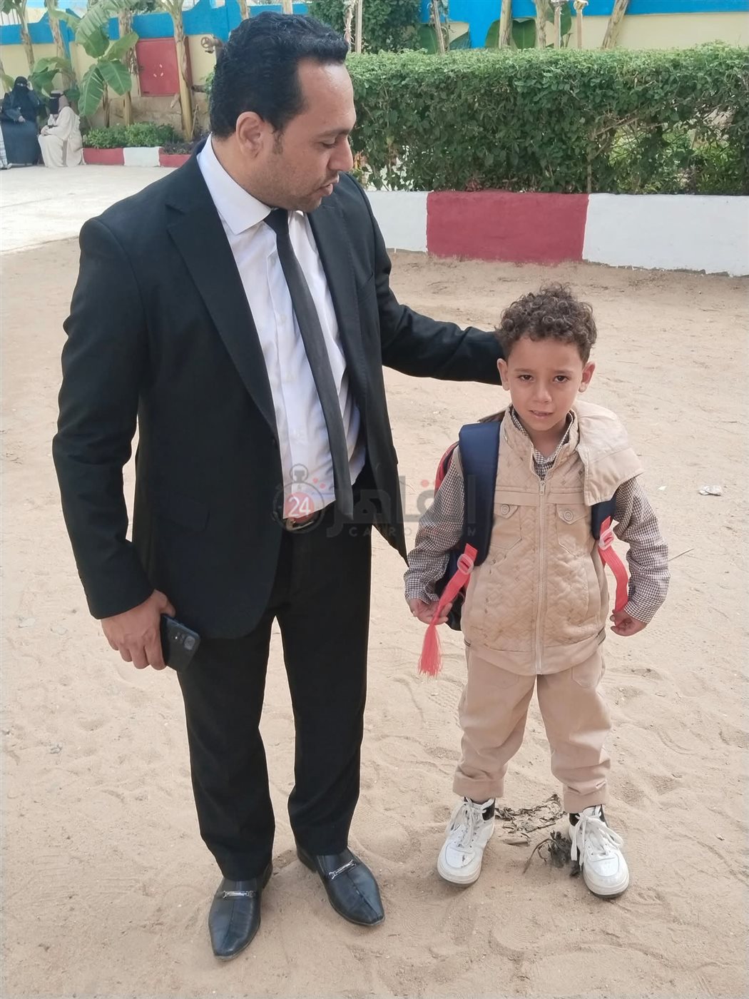 مدير تعليم طامية يجسد معنى الأبوة... ويصطحب طفلًا إلى فصله