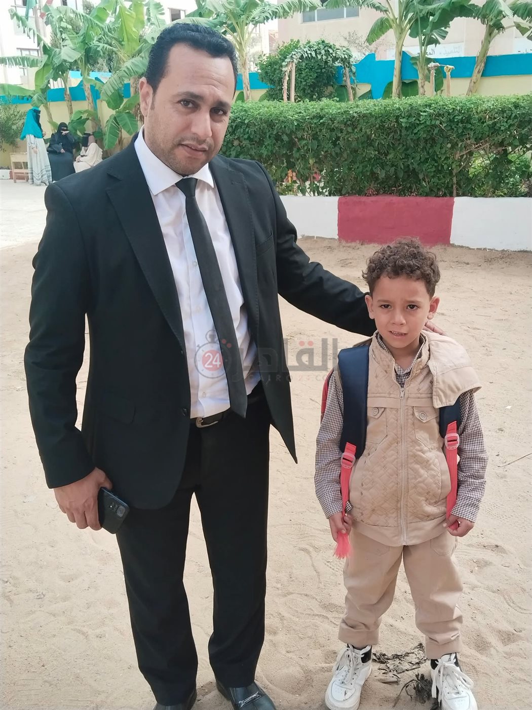 مدير تعليم طامية يجسد معنى الأبوة... ويصطحب طفلًا إلى فصله