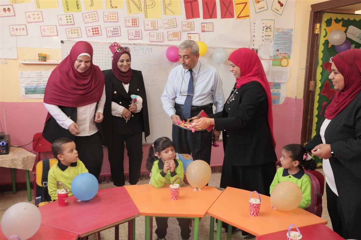 وكيل تعليم الوادي الجديد يوزع شوكولاتة داخل الفصول بمدرسة ابتدائية