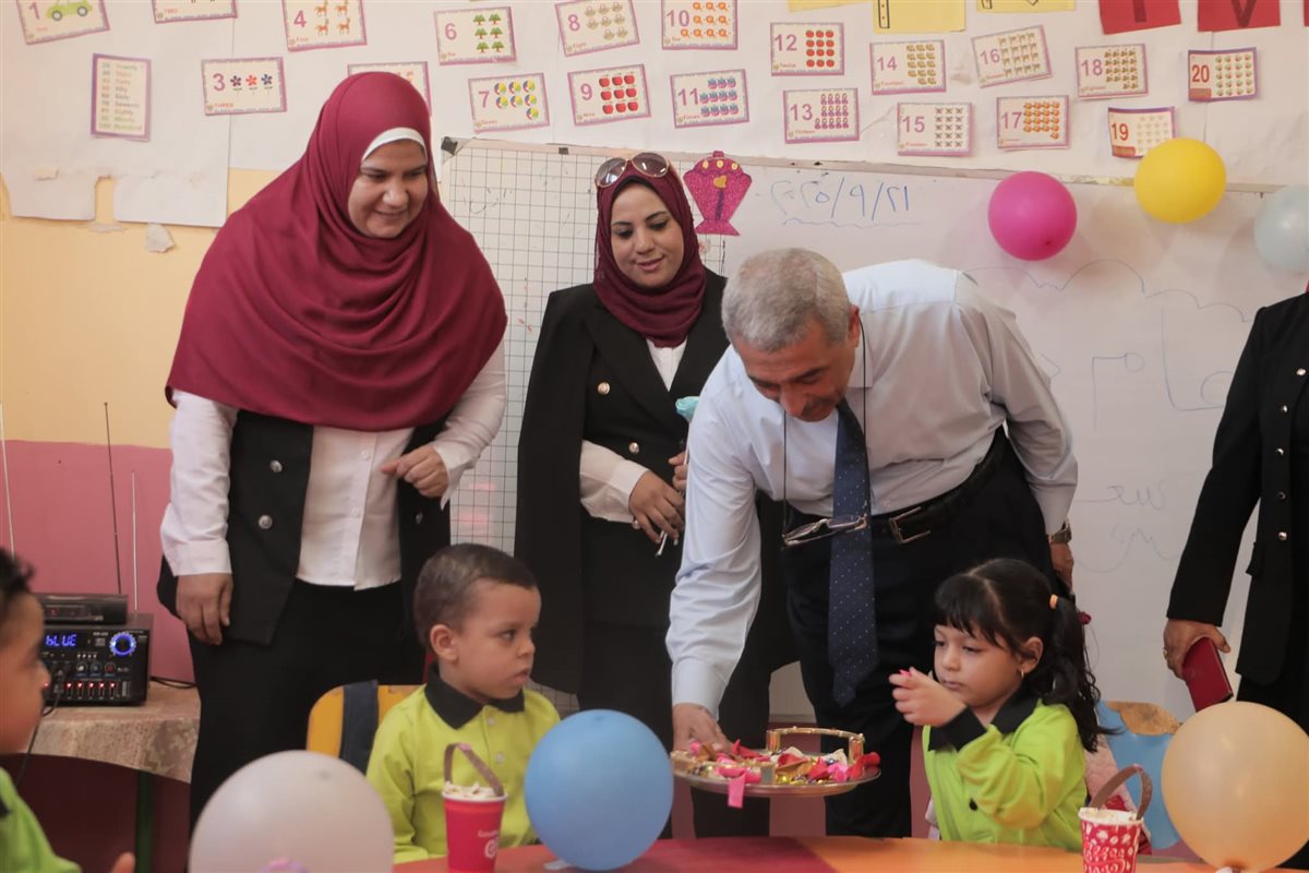 وكيل تعليم الوادي الجديد يوزع شوكولاتة داخل الفصول بمدرسة ابتدائية