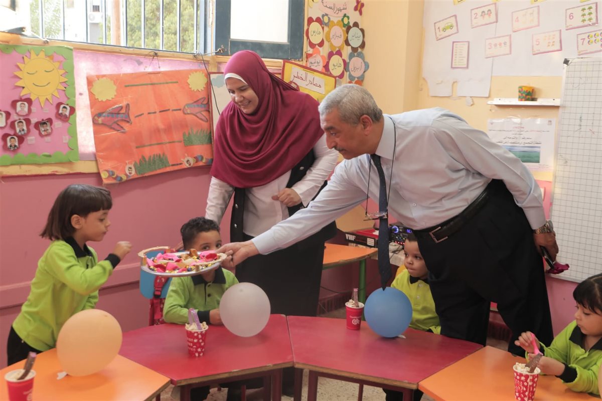 وكيل تعليم الوادي الجديد يوزع شوكولاتة داخل الفصول بمدرسة ابتدائية
