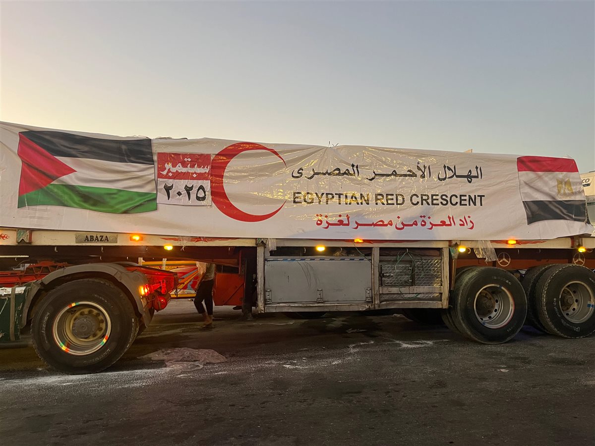 الهلال الأحمر المصري يُطلق قافلة «زاد العزة» الـ 41