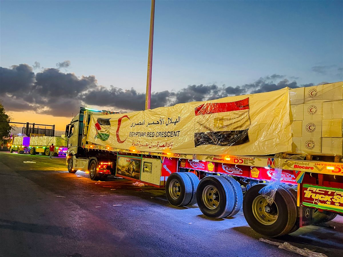 الهلال الأحمر المصري يُطلق قافلة «زاد العزة» الـ 41