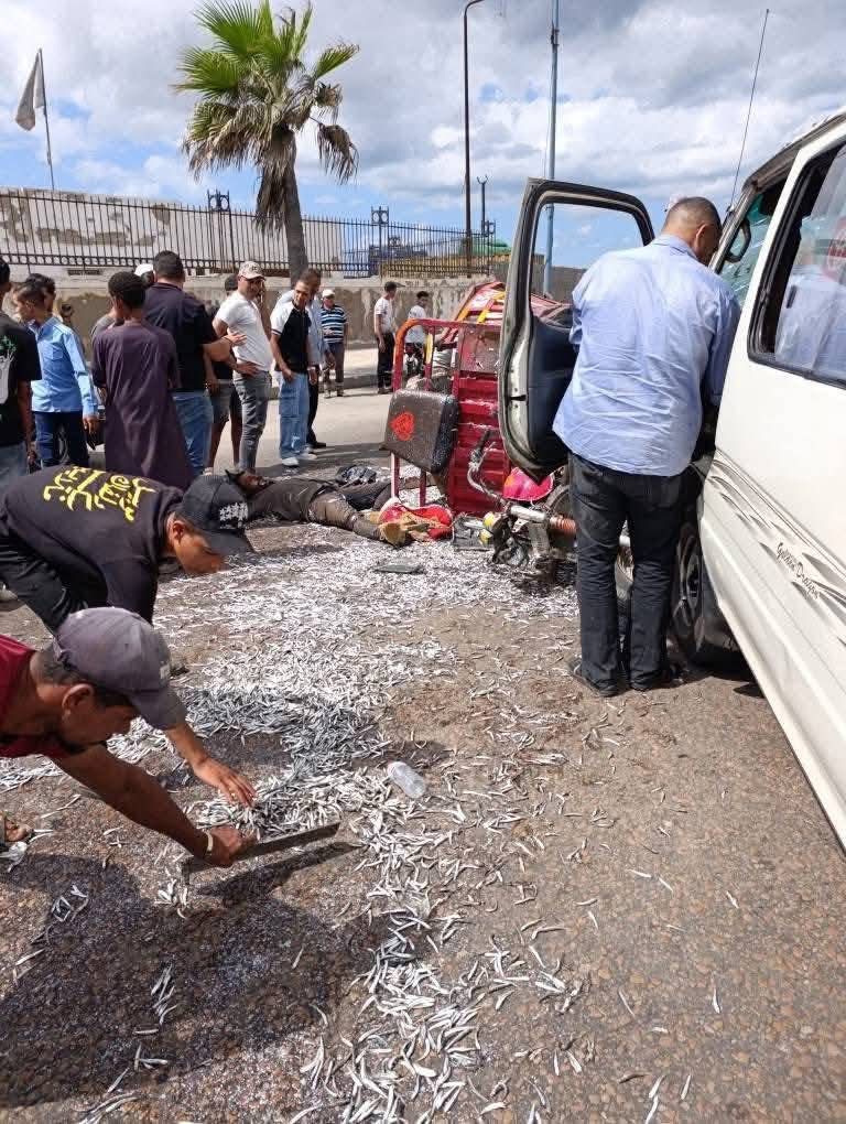 إصابة شخص في تصادم تروسيكل وميكروباص بالإسكندرية
