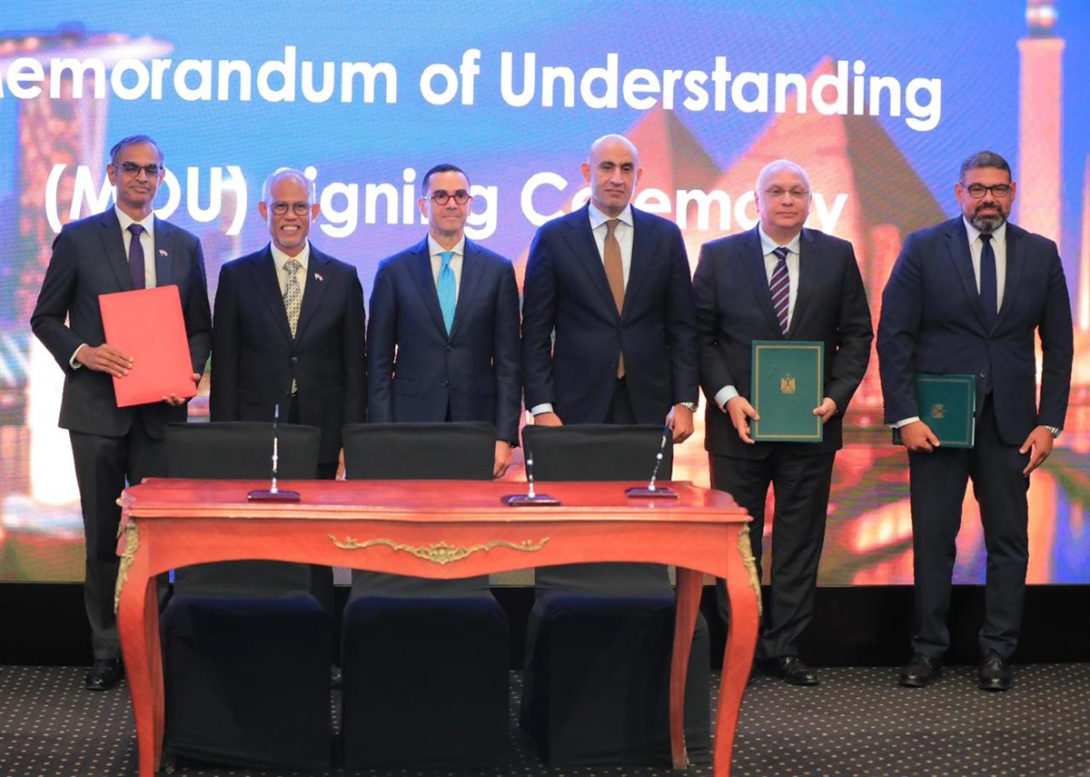 جانب من التوقيع