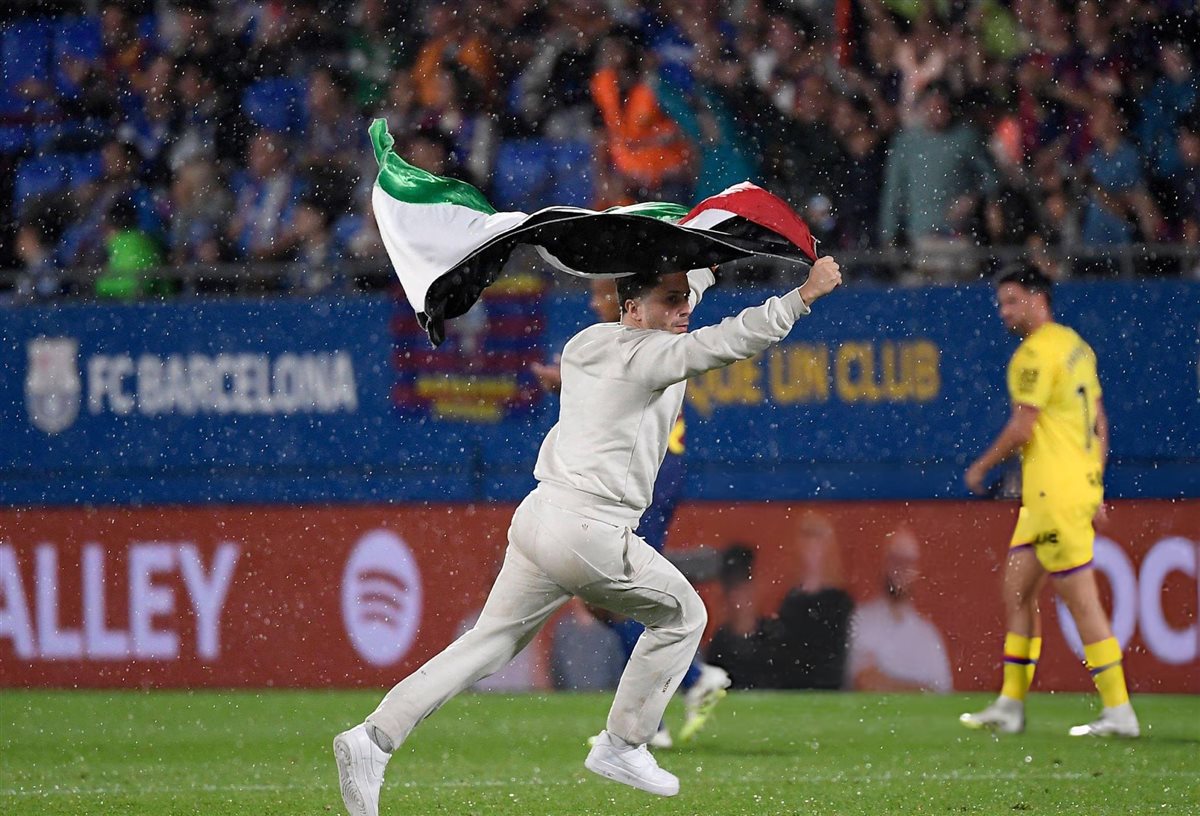 دعما لأهل غزة.. مشجع يقتحم ملعب مباراة برشلونة وخيتافي في الدوري الإسباني بعلم فلسطين